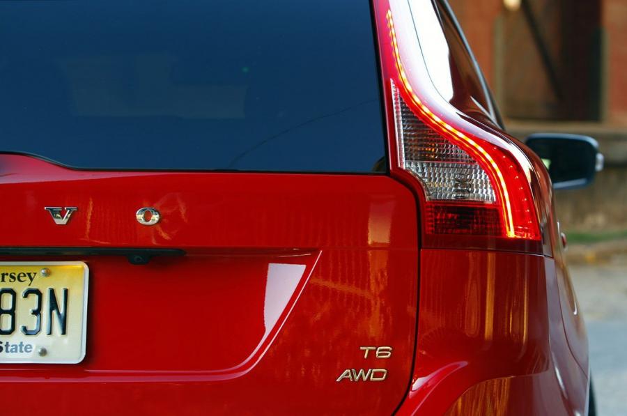  Volvo XC60 R-Design 2011 года  (фото 28 из 32)